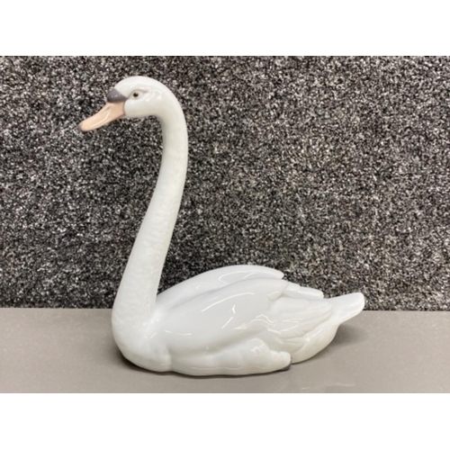 516 - Lladro 5230 “Graceful swan” in good condition (21.5x21cm) with original box