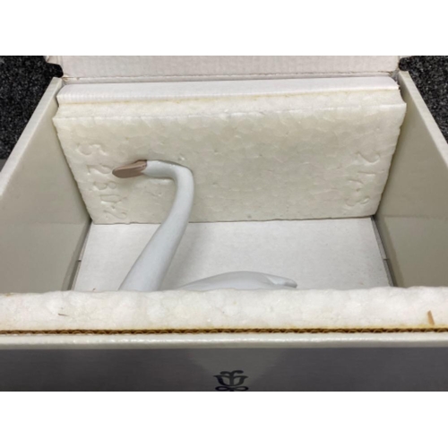 516 - Lladro 5230 “Graceful swan” in good condition (21.5x21cm) with original box