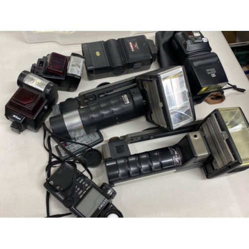 538 - Miscellaneous camera flash accessories (Nikon, Metz) etc also includes Sekonic flash meter