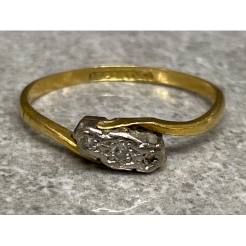 554 - 18ct yellow gold, platinum & diamond ring (1stone missing from original 3 stone setting) size K1/2, ... 