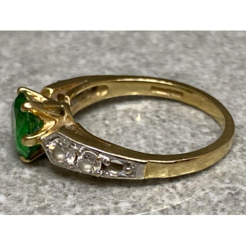 559 - 9ct yellow gold & green stone ring with shoulder CZ stones, Size L1/2, 2.8g