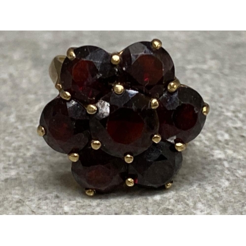 563 - 9ct yellow gold 7 stone garnet ring, size J, 3.3G gross