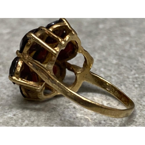 563 - 9ct yellow gold 7 stone garnet ring, size J, 3.3G gross