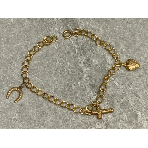 564 - 9ct yellow gold charm bracelet (with 3x charms) length 18cm, 4.2g