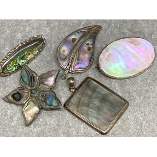 573 - Total of 5 Paua shell & mother of Pearl vintage brooches (some silver)