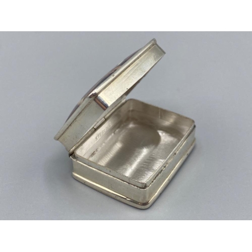 94 - A silver pill box with nude enamel lid, 19.5g