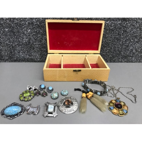 127 - Jewellery box and 12 items of Scottish jewellery includes brooches etc