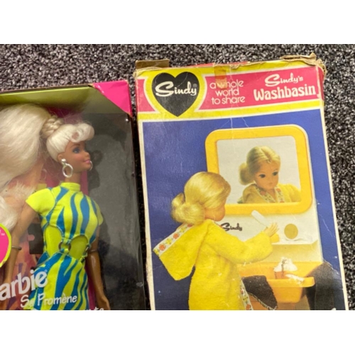 251 - 2x vintage barbie dolls - “sleep Beauty & Se Promene commina con te” together with 3x vintage Sindy ... 