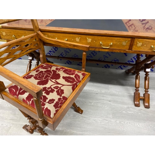 410 - Stunning mahogany leather topped desk with a well detailed brass inlay, fitted with 3 drawers, comes... 