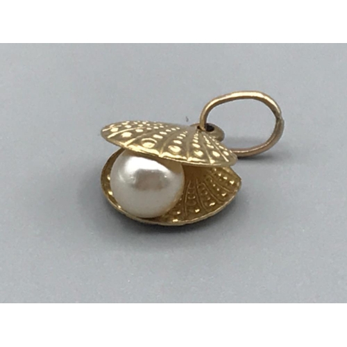 60 - 9ct gold pearl clam charm 1g