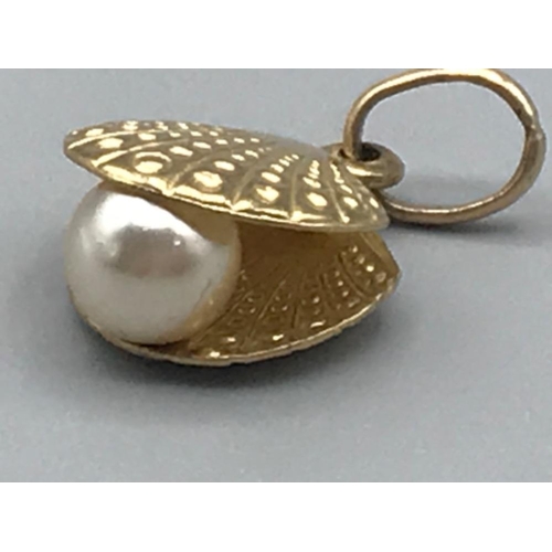 60 - 9ct gold pearl clam charm 1g