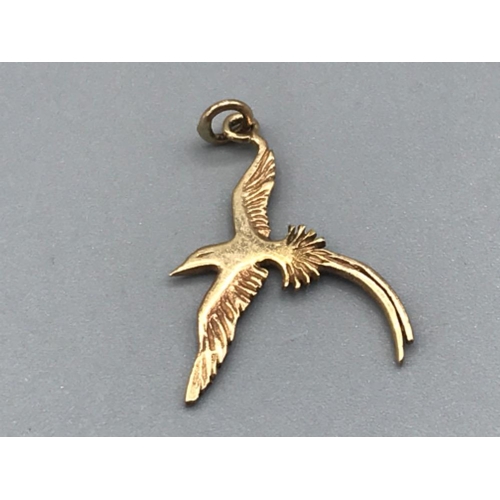 74 - 9ct gold bird of paradise charm 0.8g