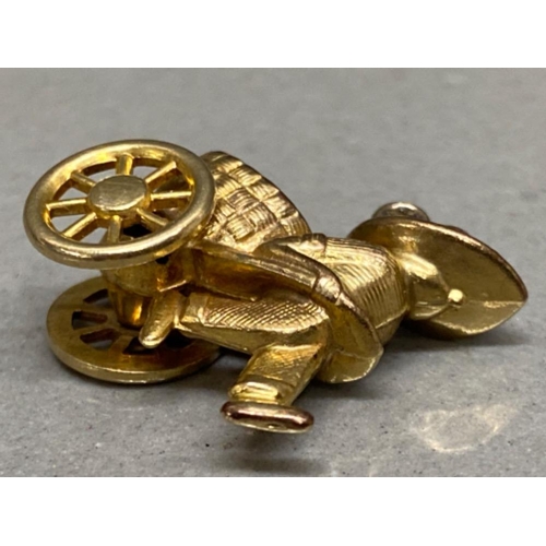 85 - 9ct gold man & wheelbarrow charm. 2.2g