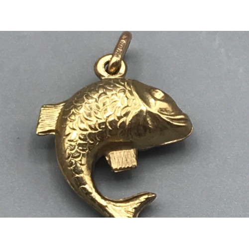 97 - 9ct gold fish charm 1.1g