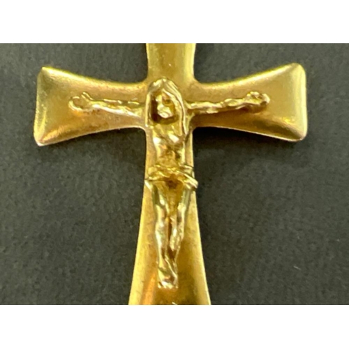 57 - Large 18ct gold crucifix pendant with great detail. 7g
