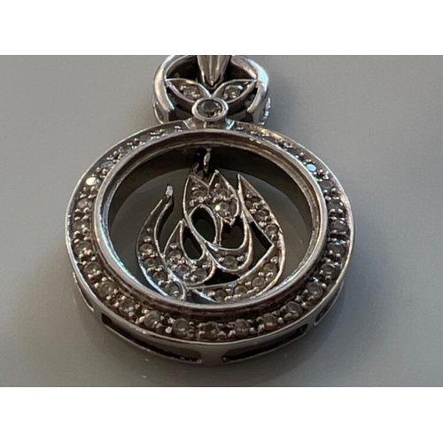 137 - Stunning 18ct white gold white stone pendant. 8.6g - This will be available for collection from 27th... 