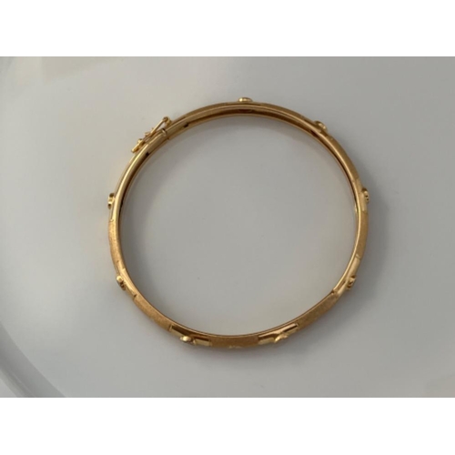 141 - Beautiful 18ct gold multi coloured stone bangle. 8.2g - This will be available for collection from 2... 