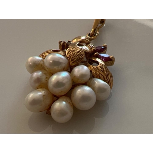 181 - Beautiful Ladies pearl and ruby pendant. 3.4g - This will be available for collection from 27th Augu... 