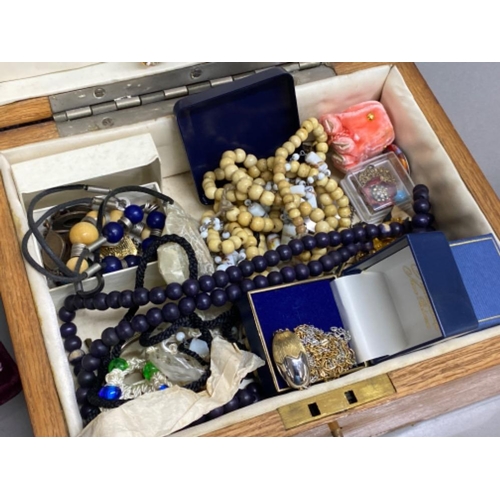 211 - Jewellery box with key full of miscellaneous vintage costume pieces, including drop earrings, neckla... 