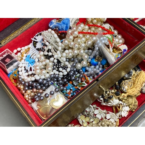 212 - Jewellery box with key containing miscellaneous pieces of costume jewellery including simulated Pear... 