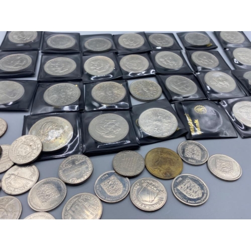 251 - Bag containing 22 collectable football commemorative coins & 25 Prince of wales and Lady Diana Spenc... 