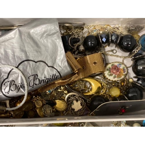 261 - Box containing a large quantity of miscellaneous costume jewellery