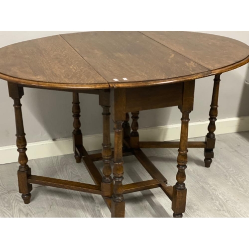 382 - Dark Oak drop leaf gate leg table - 121x91cm, Height 73cm