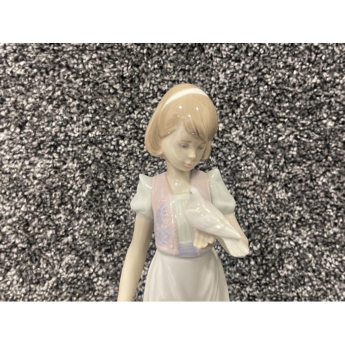 101 - Lladro 7611 Summer Stroll in good condition with original box