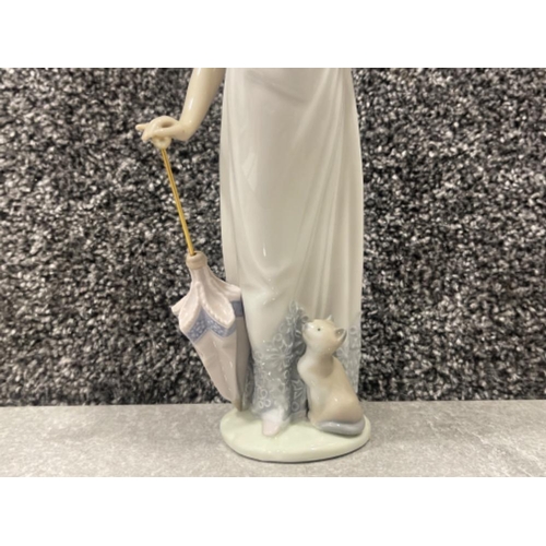 101 - Lladro 7611 Summer Stroll in good condition with original box