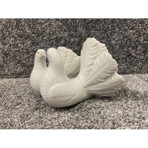 109 - Lladro 1169 doves in good condition with original box