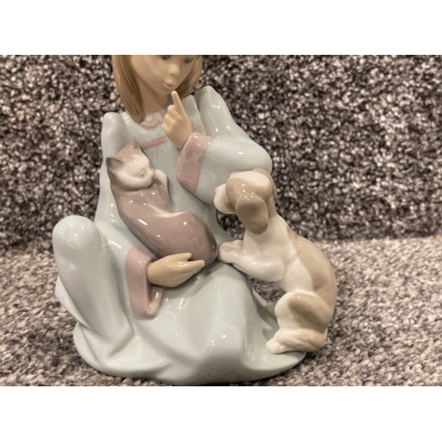 111 - Lladro 5640 Cat Nap in good condition with original box