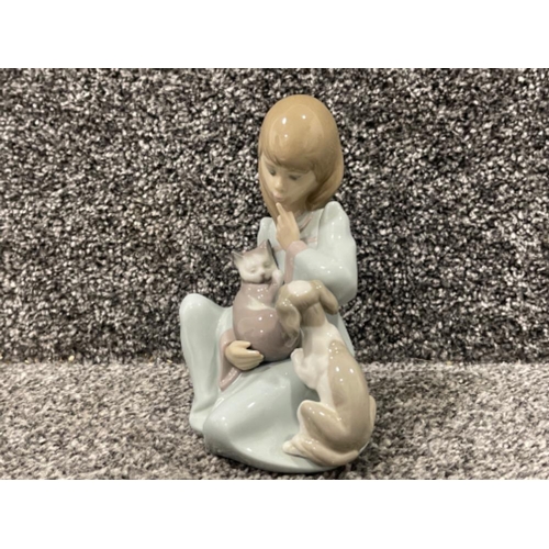 111 - Lladro 5640 Cat Nap in good condition with original box