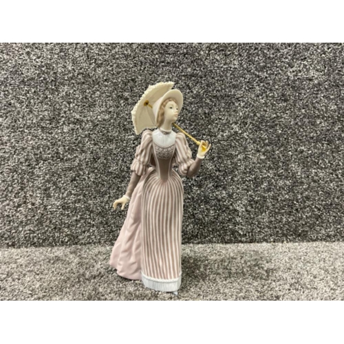 121 - Lladro 5324 English lady in good condition with original box