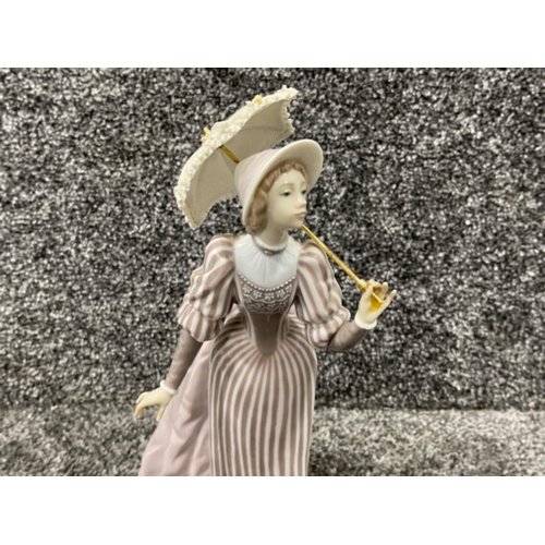 121 - Lladro 5324 English lady in good condition with original box