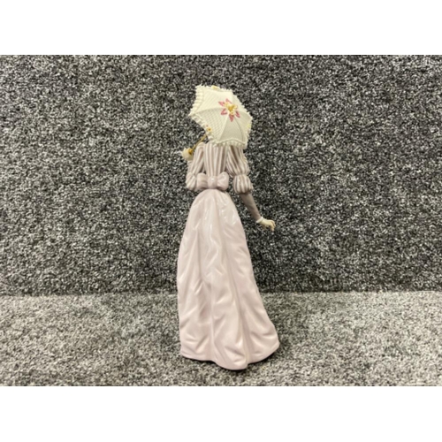 121 - Lladro 5324 English lady in good condition with original box