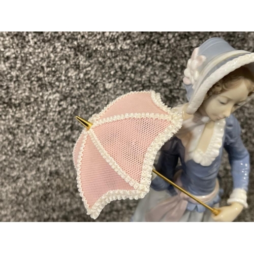 124 - Lladro 4879 Aranjuez Lady in good condition with original box