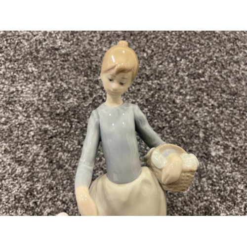 17 - Lladro 1306 “On the farm” in good good condition