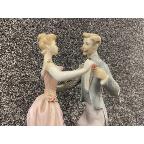 18 - Lladro 1372 Anniversary Waltz good condition