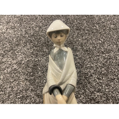 30 - Lladro 5081 pottery girl in good condition