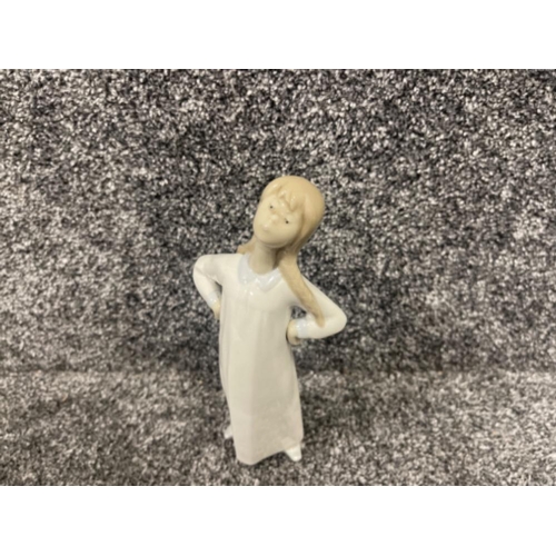 34 - Lladro 4872 girl hands akimbo In good condition