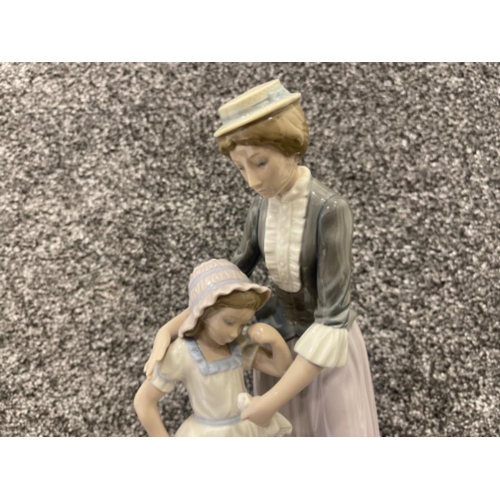 40 - Lladro 5142 Mother & Child in good condition