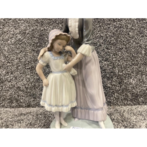 40 - Lladro 5142 Mother & Child in good condition