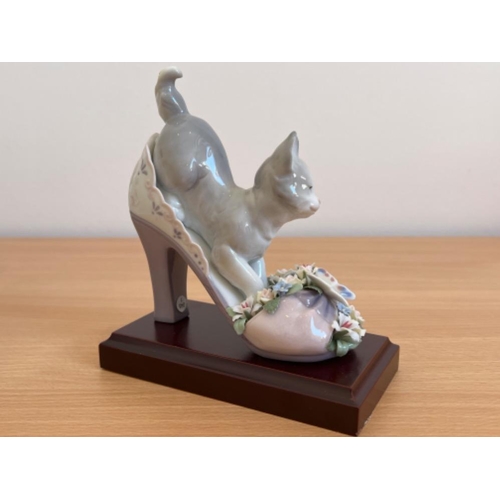 55 - Lladro 6775 “A purr-fect fit” in good condition and original box