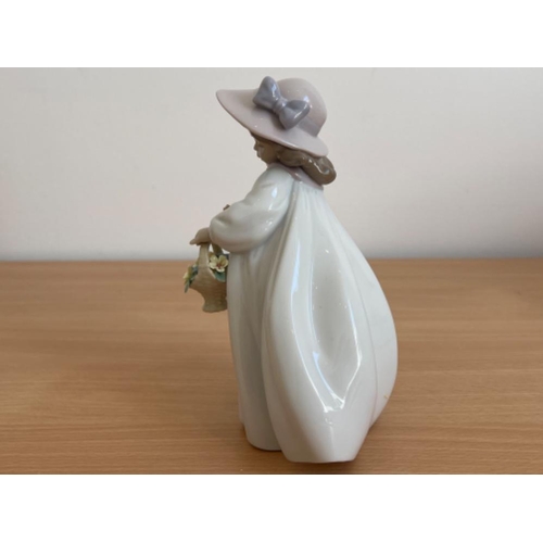 64 - Lladro 6685 “Happiness” in good condition and original box