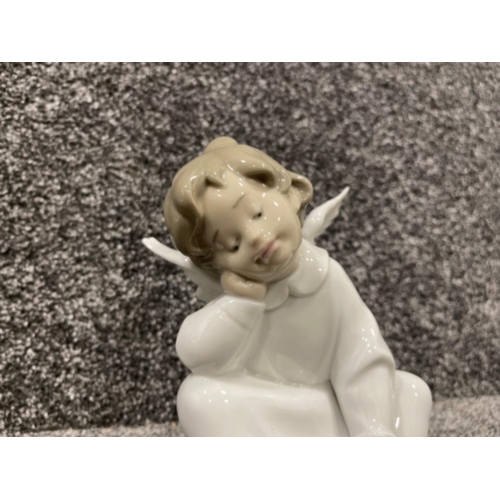 76 - Lladro 4961 Angel Dreaming in good condition with original box