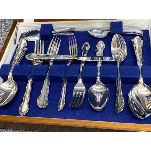 369 - Canteen of silver plated cutlery “Trafalgar” 38 piece