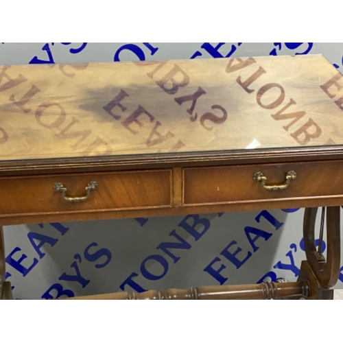 85 - Vintage mahogany drop leaf sofa table fitted with 2 drawers