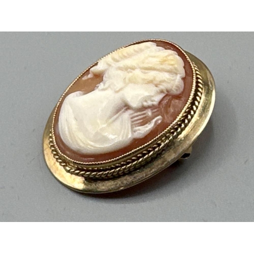 105 - 9ct gold framed oval cameo brooch - 5.3G gross