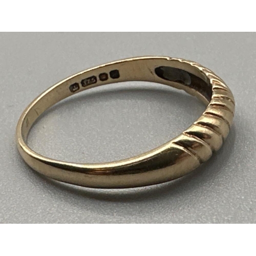 106 - 9ct yellow gold ribbed band ring - size N1/2, 1.8g