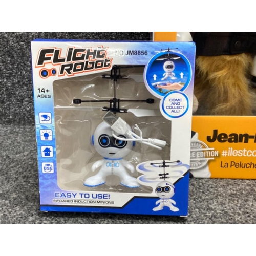 131 - 2x Jeff Panacloc “Jean-Marc” electric toy monkeys plus 2x flight robot toys, all brand new in origin... 